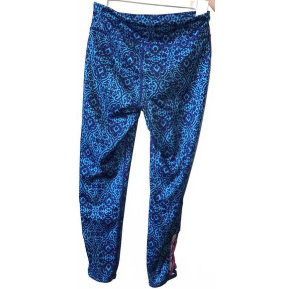 Old Navy Active Go-Dry Capris - Size XL  girls with Unique Design - Picture 3 of 4